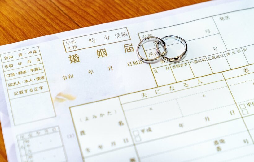 厚生労働省によると、2024年の婚姻件数は約48万5千組で、2014年の約64万3千組より減少している。結婚に対する意識が、若い世代を中心に変化している（写真：gettyimages）