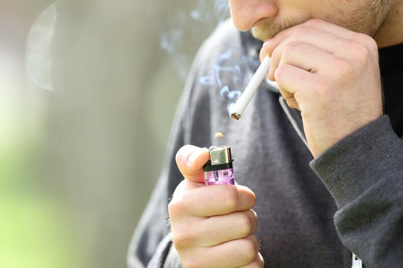 タバコは生活習慣に関連する代表的な歯周病の悪化要因（写真：getty images）