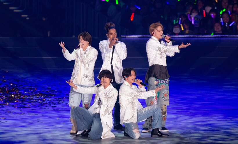 「Aッ倒的ファン大感謝祭」で、ファンに投票で選ばれた嵐の曲「White Love」を歌うAぇ! groupの5人。本編のラストでは、小島健が作詞、佐野晶哉が作曲したオリジナル曲「ボクブルース」も疲労。「キミは信じてくれるんだろう？　ここにいるAぇ! group（ボクたち）の心（こえ）を」と、草間リチャード敬太がメロディに乗せる言葉がデビュー発表のこの日、ことのほか胸に響く　（撮影：品田裕美）