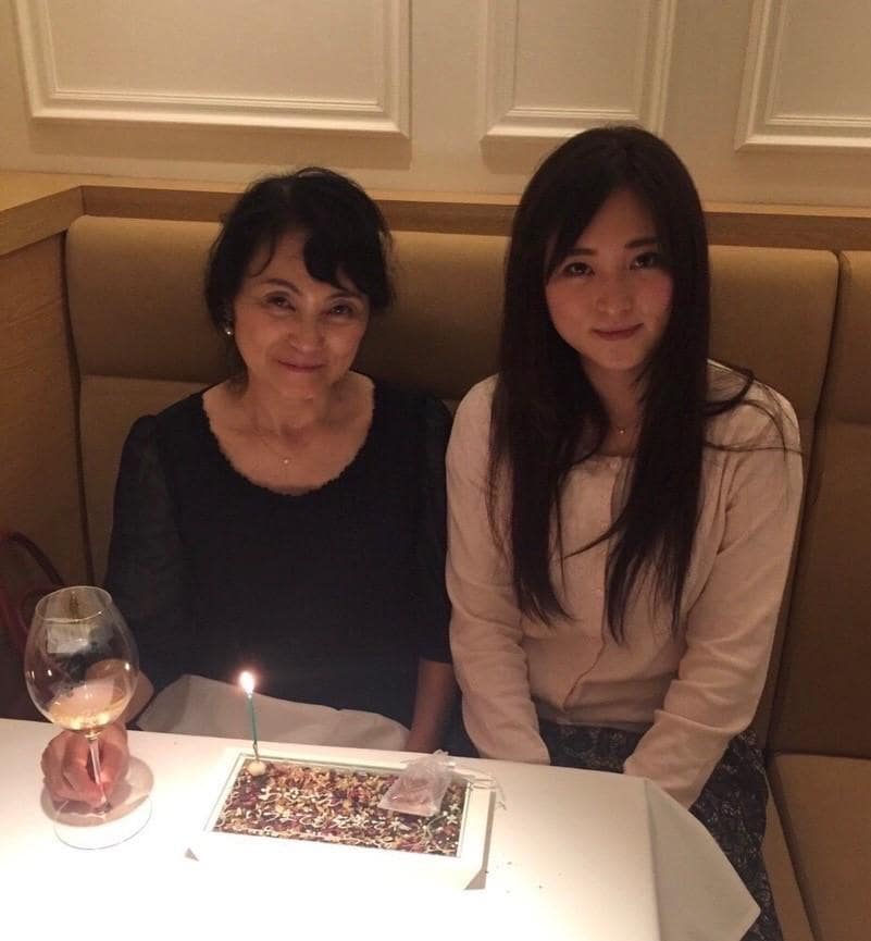 亡くなる１カ月前に、東京で幸美さんと食事をした時のまつりさん。「お母さん　いつまでも元気で」のメッセージ入りのケーキ