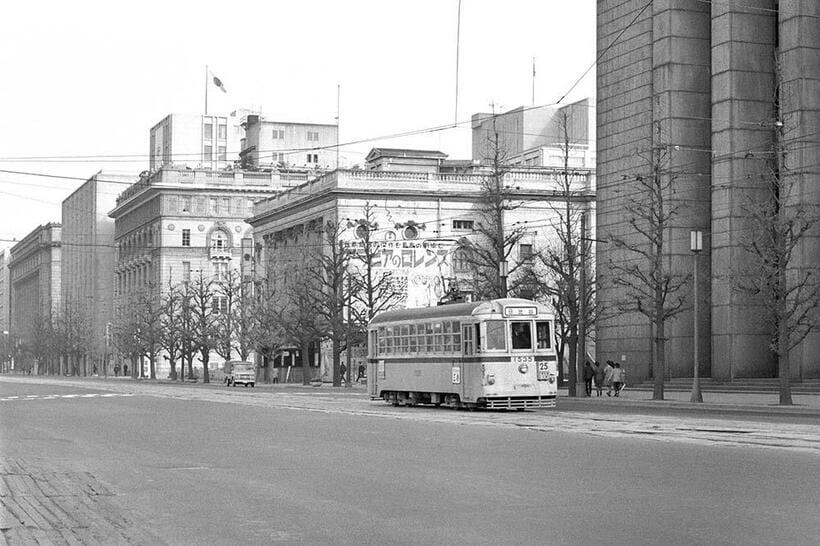 東京・日比谷通り。背景には「第一生命館」「帝国劇場」などの名建築が広がる（撮影・諸河久：1964年1月1日）