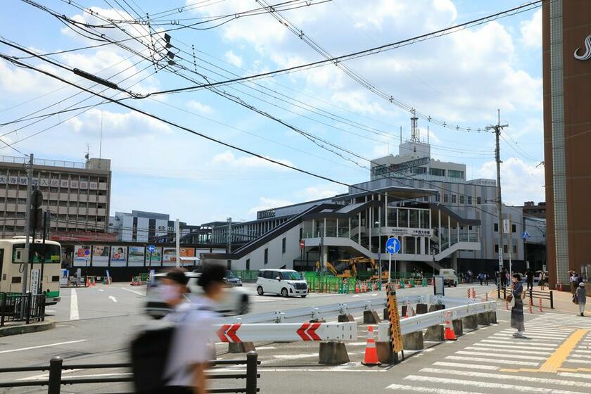 安倍晋三元首相が銃撃されて死亡した奈良市の近鉄大和西大寺駅前の現場。事件から半年以上が経過した今も手を合わせる人の姿が見られる（photo　写真映像部・松永卓也）