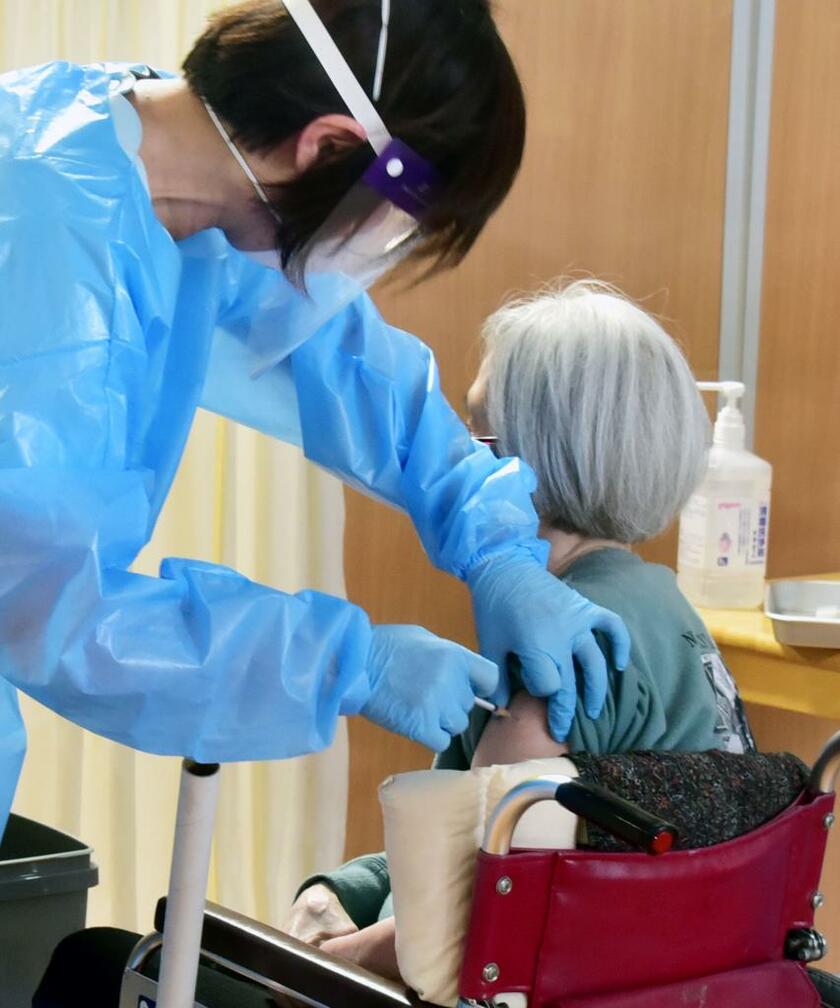 ワクチンの高齢者向け巡回接種の様子　（ｃ）朝日新聞社