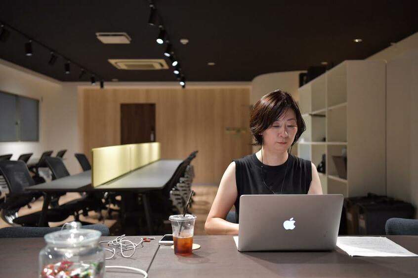 仕事場は東京都心のコワーキングスペース。編集者や作家、クリエーターが集まってくる。創作は1人でもできるはずだが「『同僚』がほしくなったのかな。サラリーマン経験が長かったから」(撮影/東川哲也)