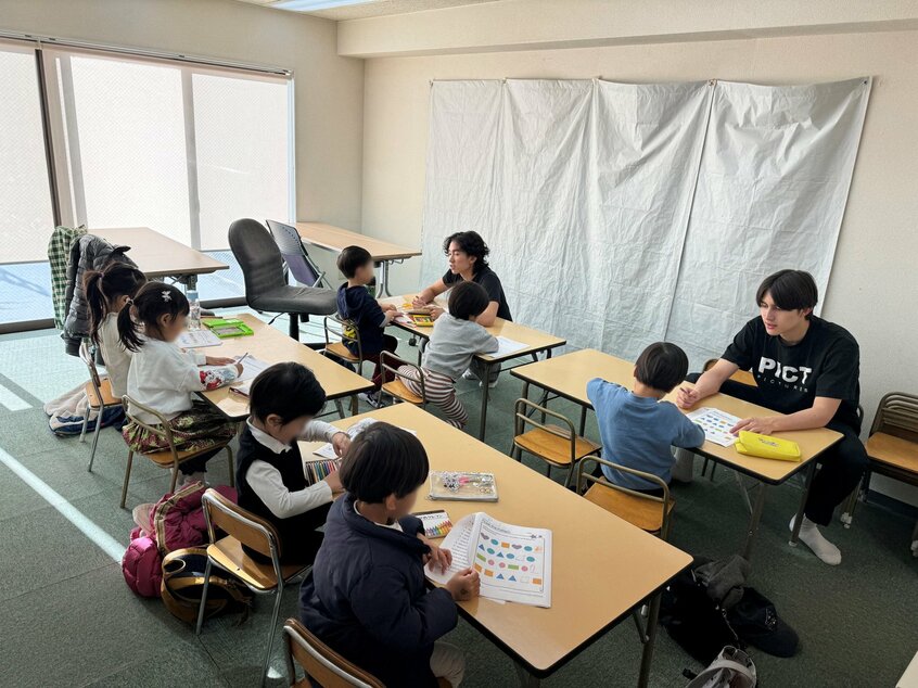 都内のインターナショナルスクール受験生向け学習塾「EGCIS」で学ぶ子どもたち。近年は中国人移住者の生徒も交じる(EGCIS提供)