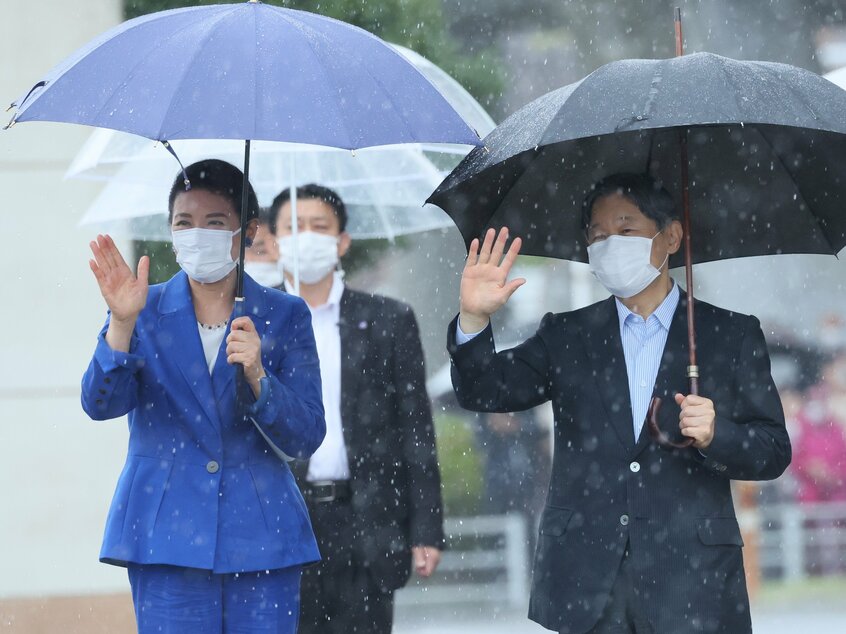 写真・図版(1枚目)| 天皇陛下は「雨男」それとも「晴れ男」?雅子さまと到着した空港では2度も雨風がおさまり青空が
