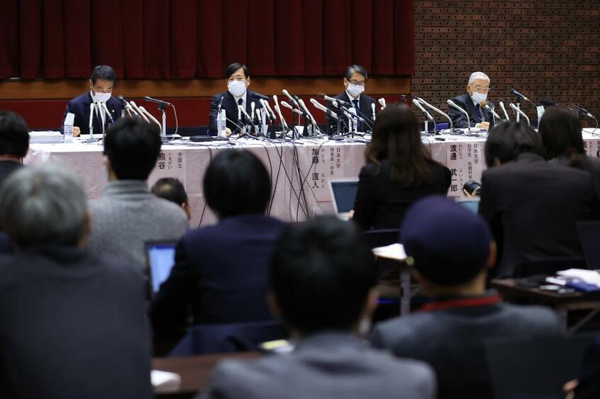 記者会見する日本大学の加藤直人学長(中央左)、渡辺武一郎副学長(同右)ら
