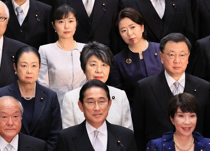第2次岸田再改造内閣の5人の女性閣僚ら。後列左が加藤鮎子こども政策相、右が自見英子地方創生相、中列左から土屋品子復興相、上川陽子外相、前列右が高市早苗経済安保相=2023年9月13日