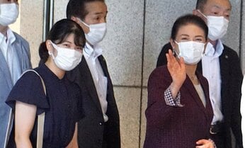 天皇ご一家を待つ東京駅が「ブタのぬいぐるみ」で厳戒態勢に 皇室ファンの熱意が招いた緊張感