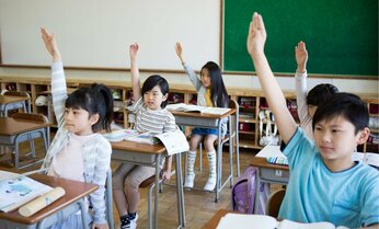 フランス人記者が感じる「ひらがな」のすごさとは? 日仏の小学校の「国語の授業」の違い