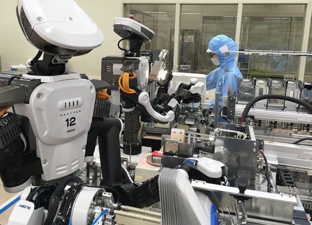 化粧品メーカーの資生堂は、業界では世界で初めて、製品の組み立て工程に産業用人型ロボットを試験導入した。作業員は細かいキズなどを発見する検品作業に、より専念できる　（ｃ）朝日新聞社