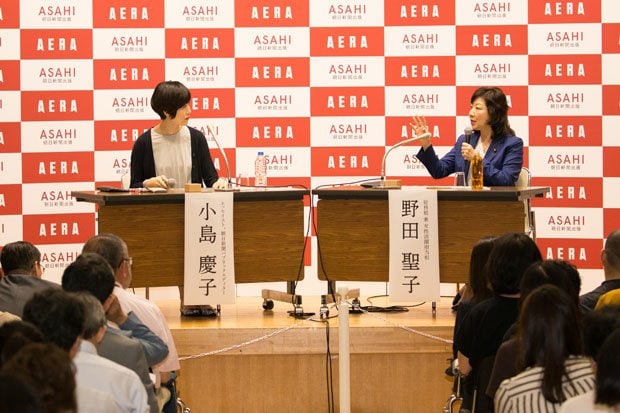 ６月１８日に朝日新聞東京本社読者ホールで開かれたＡＥＲＡトークイベント「“女と男　その先へ”　セクハラ・パワハラと働き方改革を考える」（朝日新聞出版主催、朝日新聞社後援）には一般から１３４人が参加。野田聖子さん（右）と小島慶子さんに、ファシリテーターとして井原圭子アエラ編集長も加わり、解決策を探った（撮影／写真部・小原雄輝）