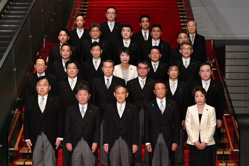 政治分野における日本の男女格差はまだまだ大きい。昨年９月に発足した菅義偉内閣に女性閣僚は２人しかいなかった　（ｃ）朝日新聞社