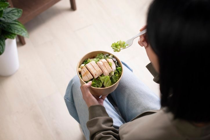 自家製レシピの「食中毒リスク」1位は「サラダチキン」。低温調理の鉄則、知っていますか？（写真はイメージ/gettyimages)