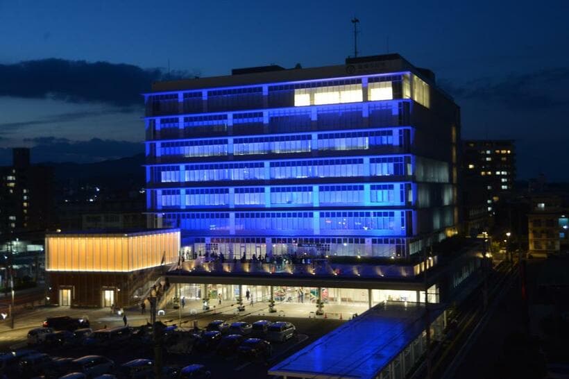 自閉症などの発達障害を正しく理解してもらおうと、国連世界自閉症啓発デーの４月２日夜、福岡県の飯塚市役所が青色にライトアップされた　（ｃ）朝日新聞社