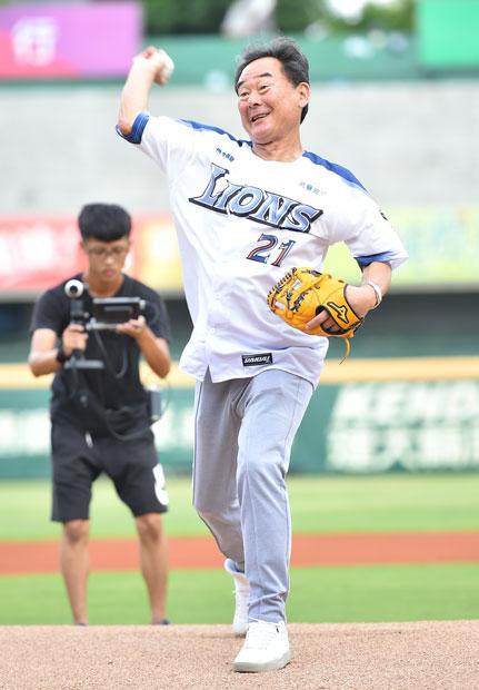 台湾プロ野球で始球式を務めた＝（ｃ）ＳＥＩＢＵ　Ｌｉｏｎｓ