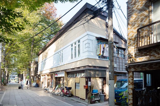 昔通りに再生した洋風看板建築が、石畳の並木道になじむ（撮影／今村拓馬）
<br />