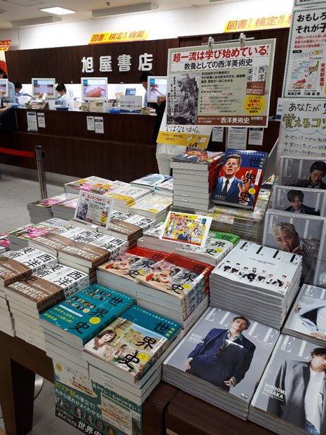 発売からロングセラーの『エリア別だから流れがつながる　世界史』に４種類の特装版が誕生。『機動戦士ガンダム　THE ORIGIN』の安彦良和、『テルマエ・ロマエ』のヤマザキマリ、『海のオーロラ』の里中満智子、『岳―みんなの山―』『BLUE GIANT』の石塚真一が描き下ろし。旭屋書店池袋店のレジ前では、通常版含め、５種すべて展開している。５種の中身はすべて一緒です