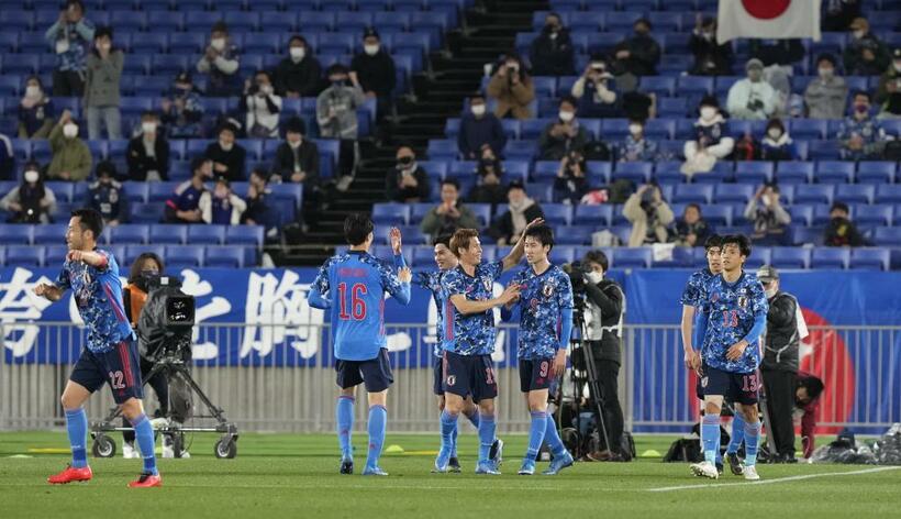 前半、鎌田（９）がチーム２点目のゴールを決め、喜び合う日本代表の選手たち(C)朝日新聞社