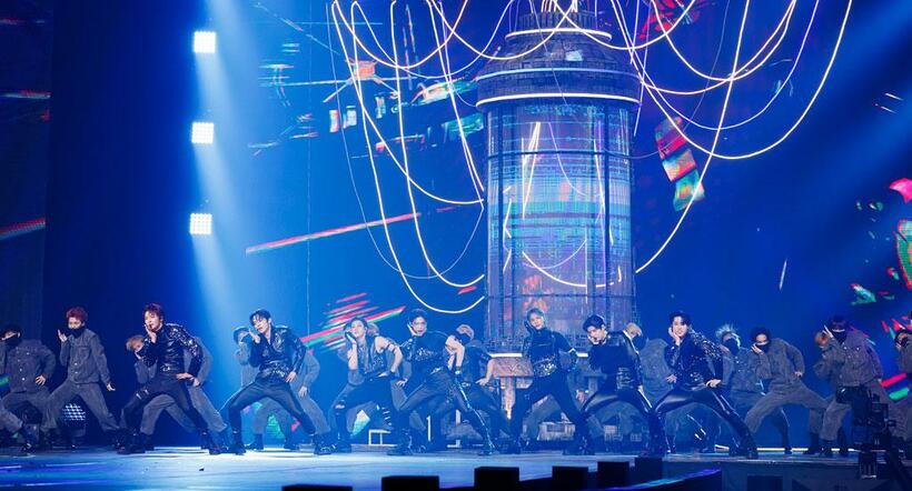 Ｓｔｒａｙ　Ｋｉｄｓ／初日のトリを飾った「ＭＡＮＩＡＣ（ヘビメタバージョン）」パフォーマンス。光るカプセルで踊るフィリックスのダンスが冴えわたる（ｐｈｏｔｏ：「２０２２　ＭＡＭＡ　ＡＷＡＲＤＳ」（ｃ）　ＣＪ　ＥＮＭ　Ｃｏ．，　Ｌｔｄ，　Ａｌｌ　Ｒｉｇｈｔｓ　Ｒｅｓｅｒｖｅｄ）