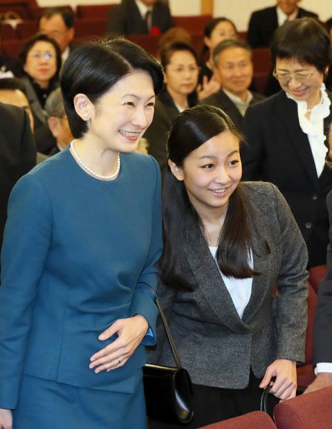 紀子さまと公務を楽しむ佳子さま（代表撮影）　（ｃ）朝日新聞社　 