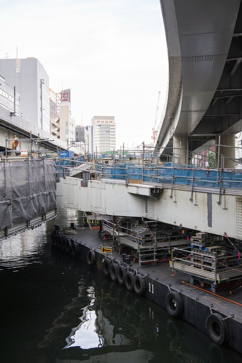 2040年完了を目指して急ピッチで作業が進む日本橋川を覆う首都高速道路の地下化に伴う工事。周辺では親水空間の整備が予定されている（撮影／写真映像部・高野楓菜）