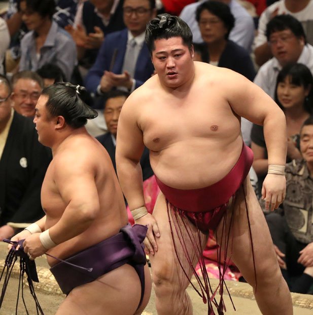 ９日目で蒼国来を寄り切りで破った遠藤　（c）朝日新聞社
