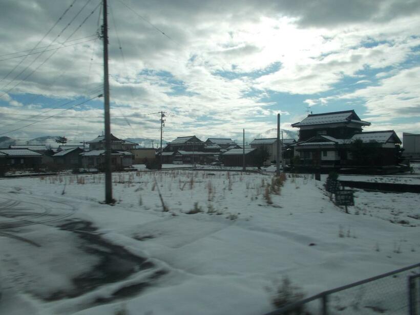 冬の日本海側の天気は変わりやすい。急に青空が見えることもある（出雲崎駅付近）