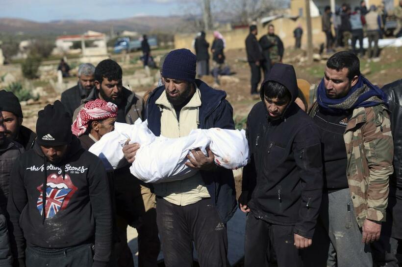 シリアで誕生直後の女児救出（写真／アフロ）