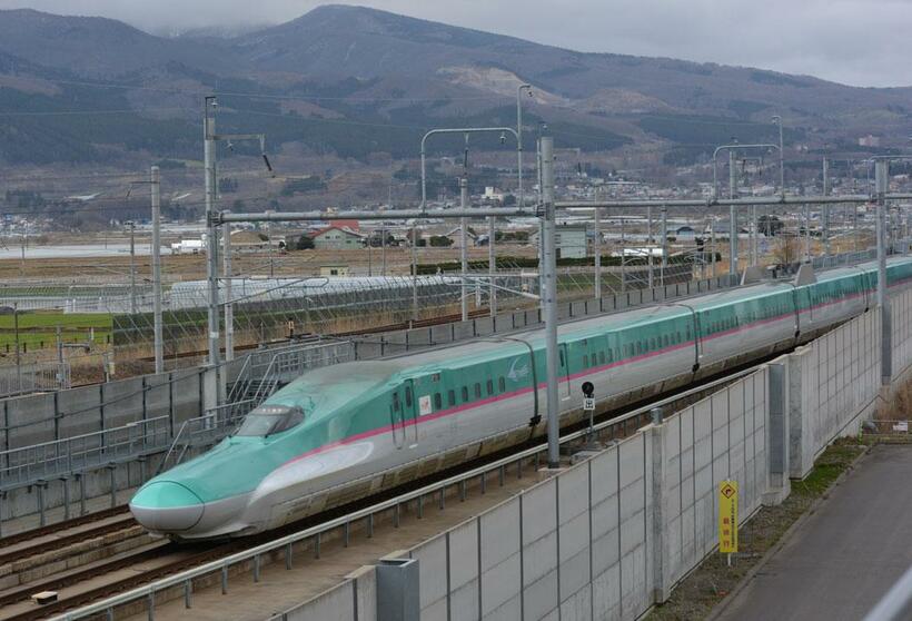 新函館北斗駅に到着した東京発の北海道新幹線。札幌延伸が地元の悲願だ＝４月、北海道北斗市