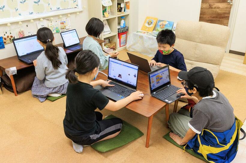 特性を生かせる場も探す。プログラミングが得意な幸太くんは居場所カフェの「スクラッチの会」に馴染み、友だちと趣味でつながる／撮影協力：ぼっとう＆よはく（撮影／山本倫子）