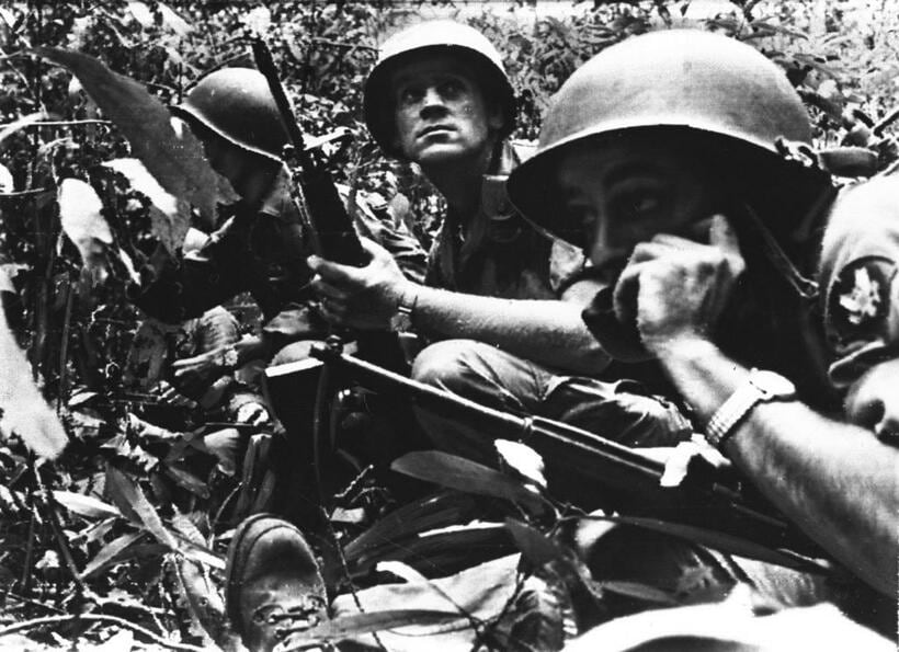 ベトコンに包囲され、銃撃を受けた従軍取材。死を覚悟するような過酷な作戦で、２００人の部隊が１７人になったという