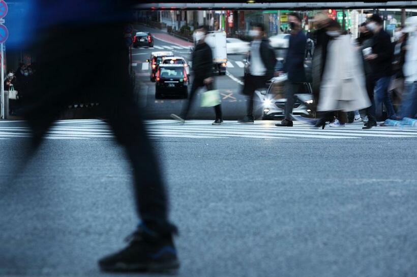 街を行き交う人々。職場や組織内では管理職をめぐる悩みも多い（撮影／写真映像部・加藤夏子）