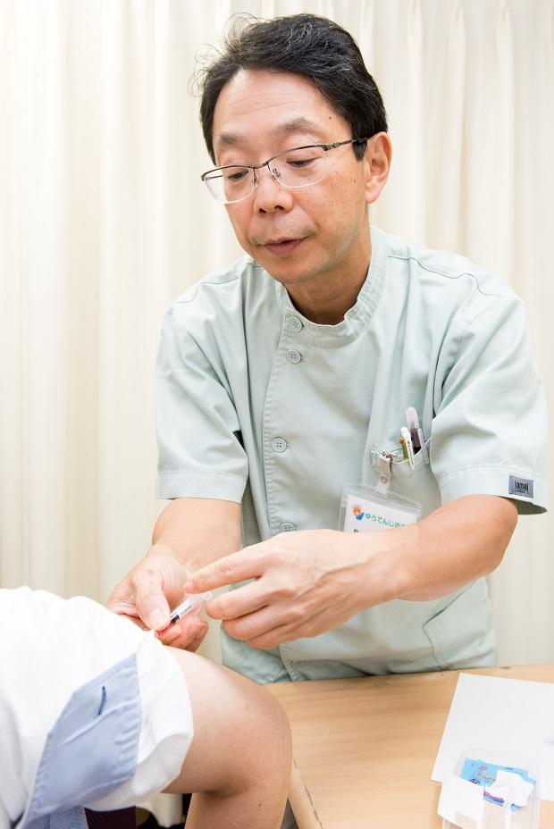 関東以外でも、愛知や大阪、長野など計４０都道府県で風疹患者の報告が出ている。写真は記者に予防接種を打つ下川院長（撮影／写真部・小山幸佑）