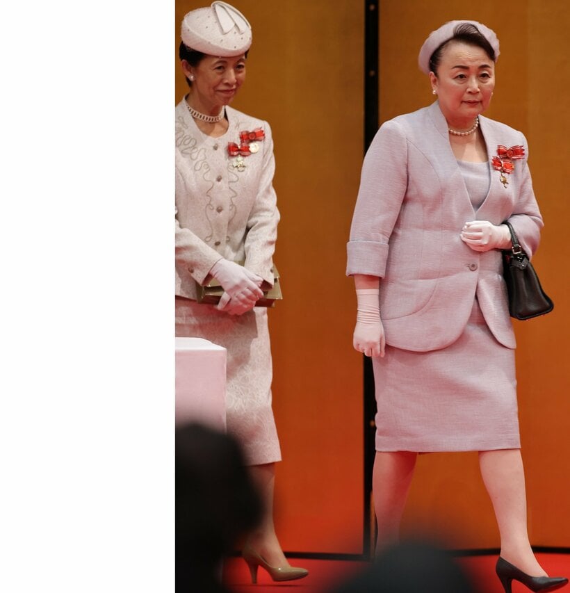 ナイチンゲール記章授与式に出席した信子さまと久子さま。久子さまのキャメル色のバッグとパンプスが、全体をしめている=2025年7月31日午後1時46分、東京都港区、JMPA