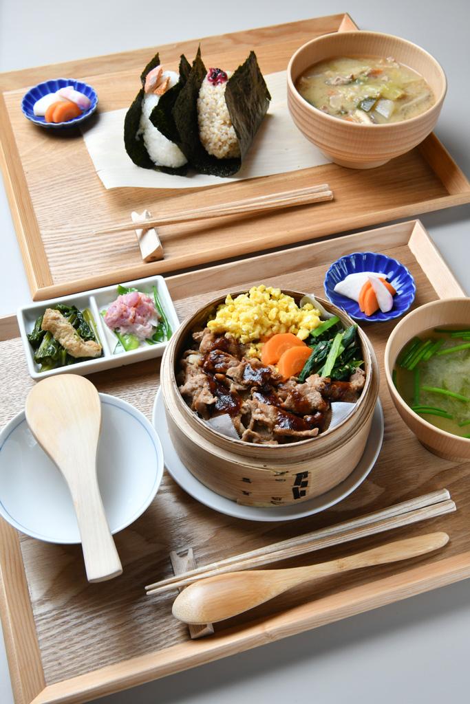 「わっぱ飯　豚の生姜焼き定食」１千円（手前）と「オーガニック野菜の具沢山豚汁定食」９５０円（撮影／門間新弥）