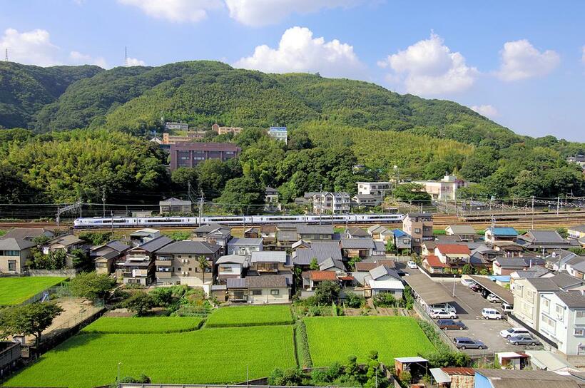 大阪府と京都府の府境にホームがある山崎駅。写真の右側が山崎駅のホームで、境界線辺りになる（C）朝日新聞社
