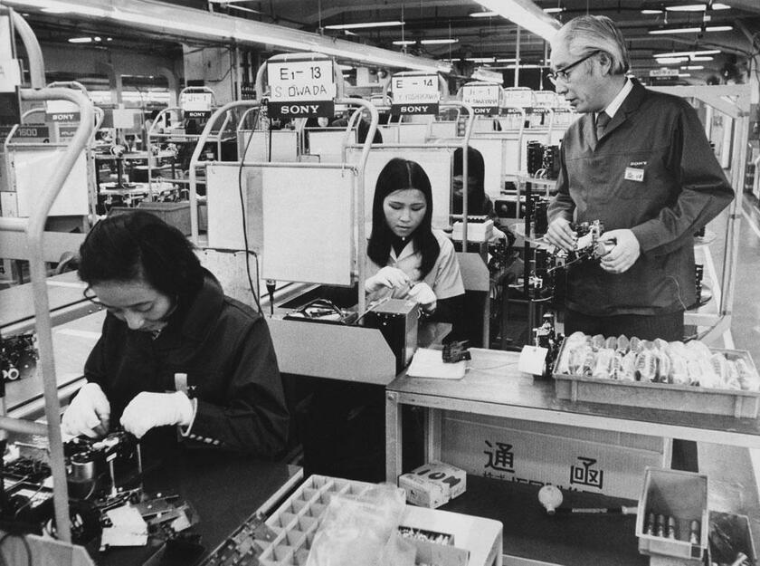 工場を視察するソニーの盛田昭夫社長（当時、１９７２年撮影）。盛田の人事の考え方は今に通じている