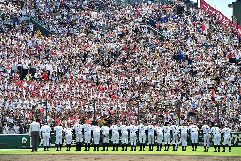 本来は熱気があふれる甲子園のアルプススタンドだが…　（ｃ）朝日新聞社