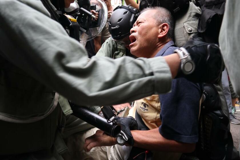 香港デモ中、結束バンドで縛られる初老の男性（撮影／今西憲之）