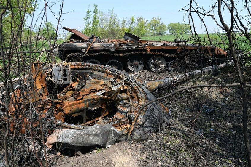 ハルキウ近郊に放置されたロシア軍の戦車の残骸(Getty Images)
