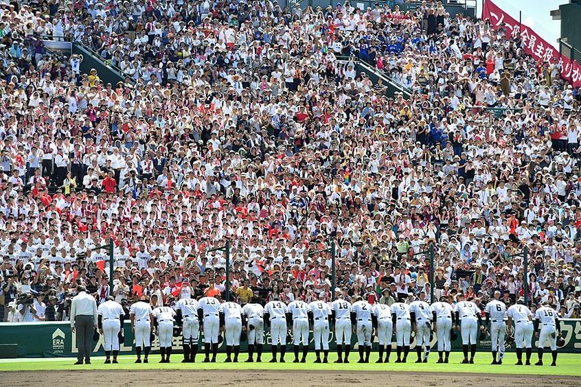 本来は熱気があふれる甲子園のアルプススタンドだが… (c)朝日新聞社