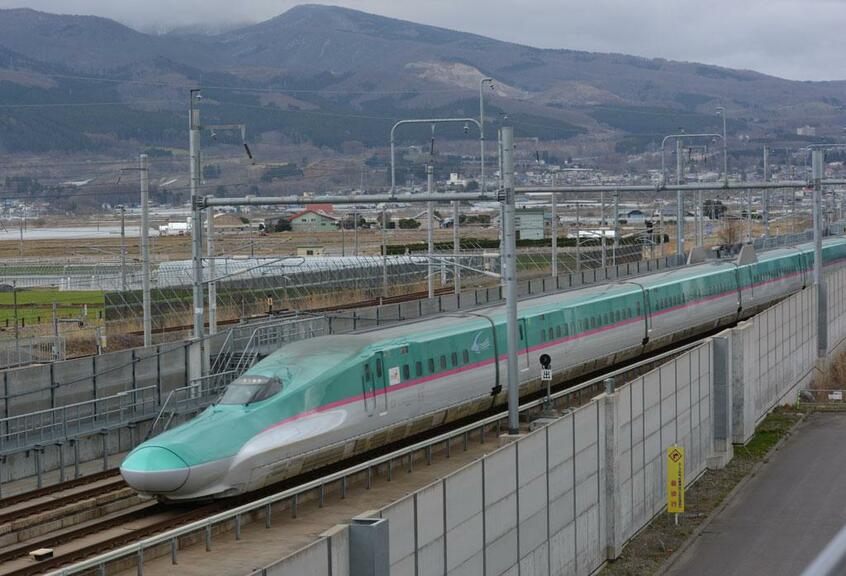 新函館北斗駅に到着した東京発の北海道新幹線。札幌延伸が地元の悲願だ=4月、北海道北斗市