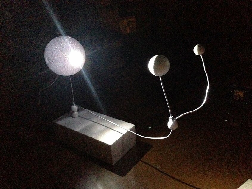 月の満ち欠けがわかるよう、発泡スチロールやLEDを使って、モデルを作った(本人提供)