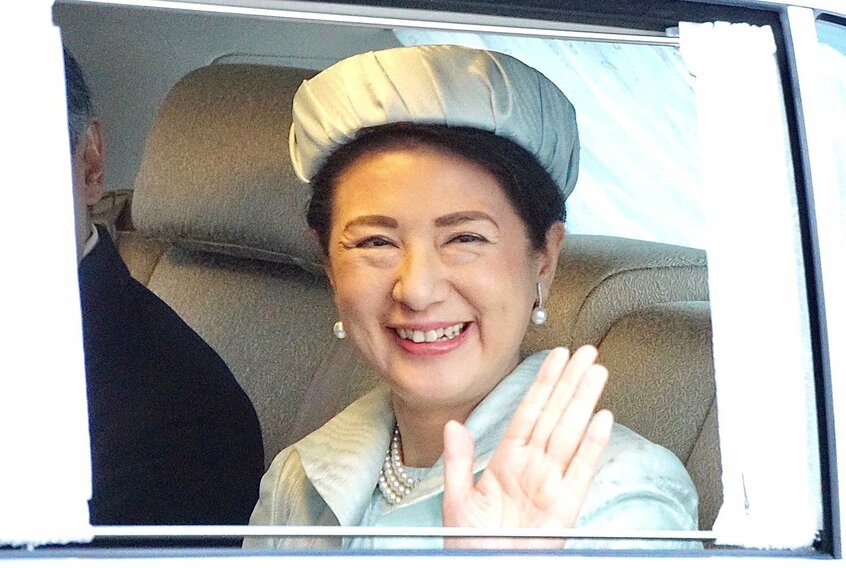 還暦の日を迎え、仙洞御所に還暦のあいさつに向かう皇后雅子さま。沿道には100人近い人びとが集まった=2023年12月9日、半蔵門、読者の阿部満幹さん提供