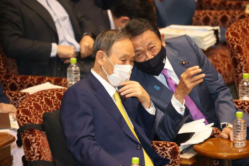 菅義偉首相と麻生太郎財務相(C)朝日新聞社
