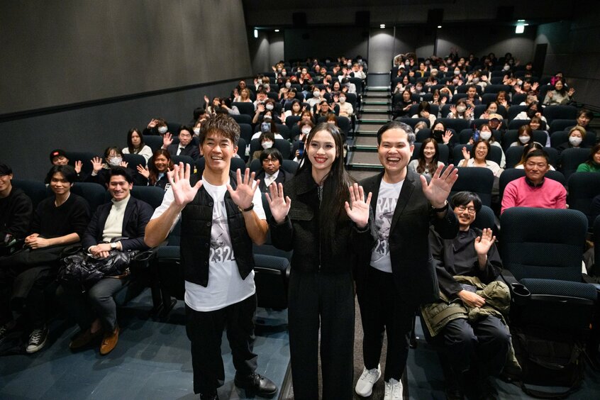 昨年12月に日本で公開されたタイ映画「URANUS2324」の舞台挨拶に俳優のFriend(真ん中)らと登壇。武井は日本軍の将校を演じた。50代は世界で活躍する俳優を目指して活動を広げる(写真/今 祥雄)