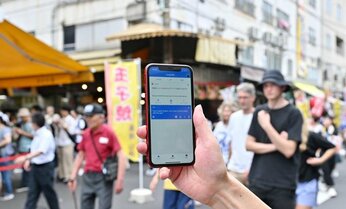 ほぼ“ネイティブ”ってホント? 英語苦手な記者がアプリでインバウンド客と話してみた