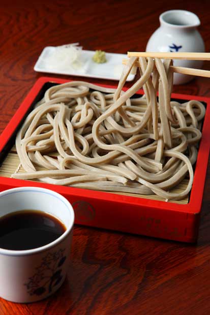 更科堀井の「太打ちそば」/創業200年以上の更科蕎麦の名店。「さらしなそば」は蕎麦の実を店内で丹念に挽き、芯の白い部分のみを贅沢に使用するが、「太打ちそば」は蕎麦を殻ごと使用する十割蕎麦。香り高い本枯節のつゆはきりりと辛口で、蕎麦に負けない力強さ。太打ちそば930円、大盛りは270円増し(税込み)(撮影/倉田貴志)