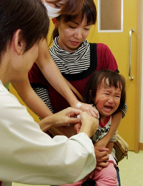 注射で泣き叫ぶ子供。こんな光景も過去のものになるかも……（写真はイメージです）　（c）朝日新聞社　＠＠写禁